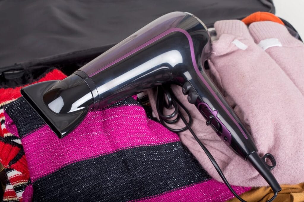 uscător de păr compact și puternic pentru călătorii pe haine colorate într-o valiză