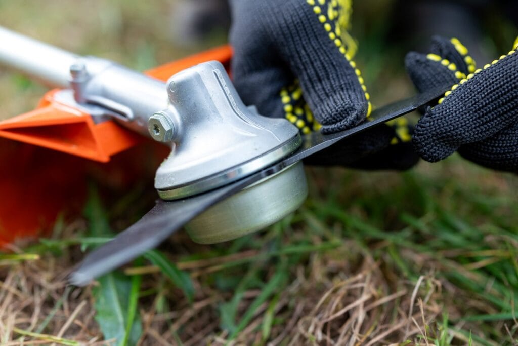 Întreținere trimmer electric cu lamă metalică înainte de depozitarea pentru sezonul rece