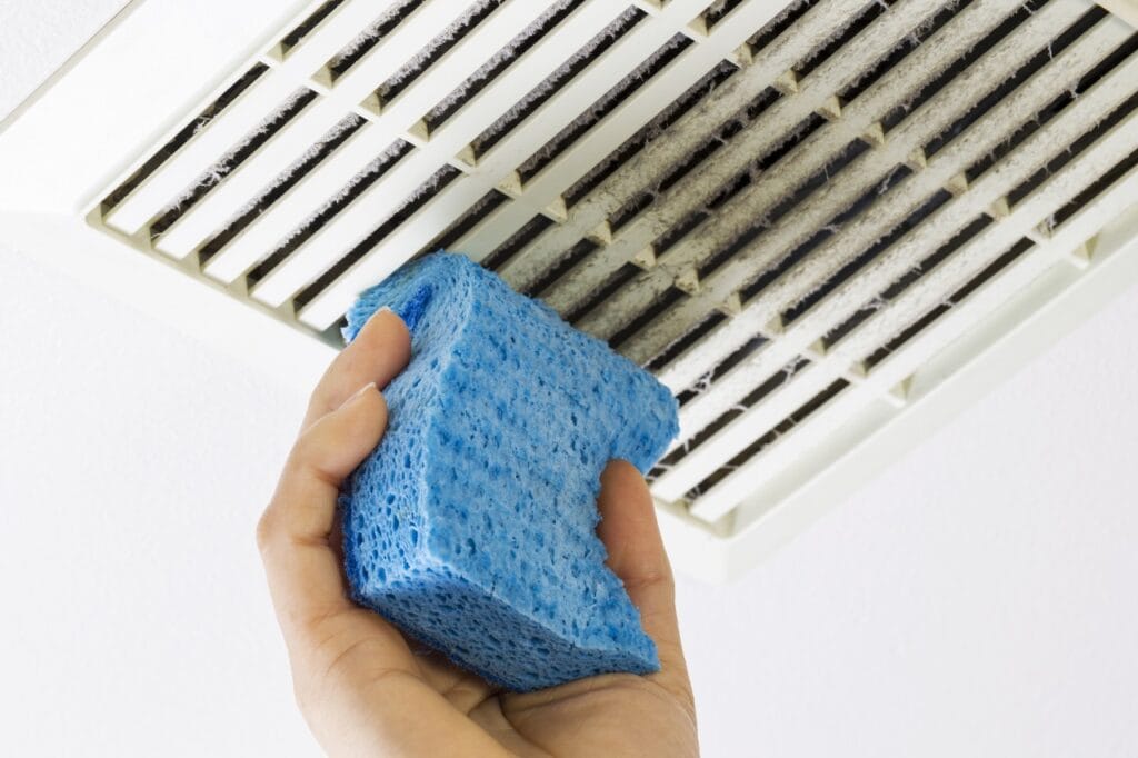 Curățarea ventilatorului: esențială pentru eficiență și aer curat Curățare grilă ventilator baie cu burete albastru – întreținere eficientă pentru prevenirea mucegaiului