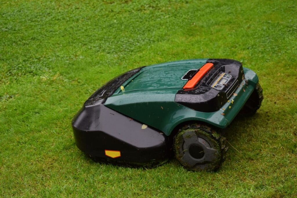 Robot automat de tuns iarba funcționând pe gazon umed după ploaie, model fără senzor de ploaie