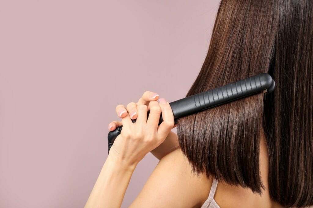Îndreptarea părului cu placă de îndreptat pentru un rezultat lucios și sănătos