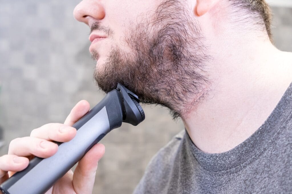 Tuns barbă cu aparat de păr electric, exemplu de utilizare trimmer multifuncțional