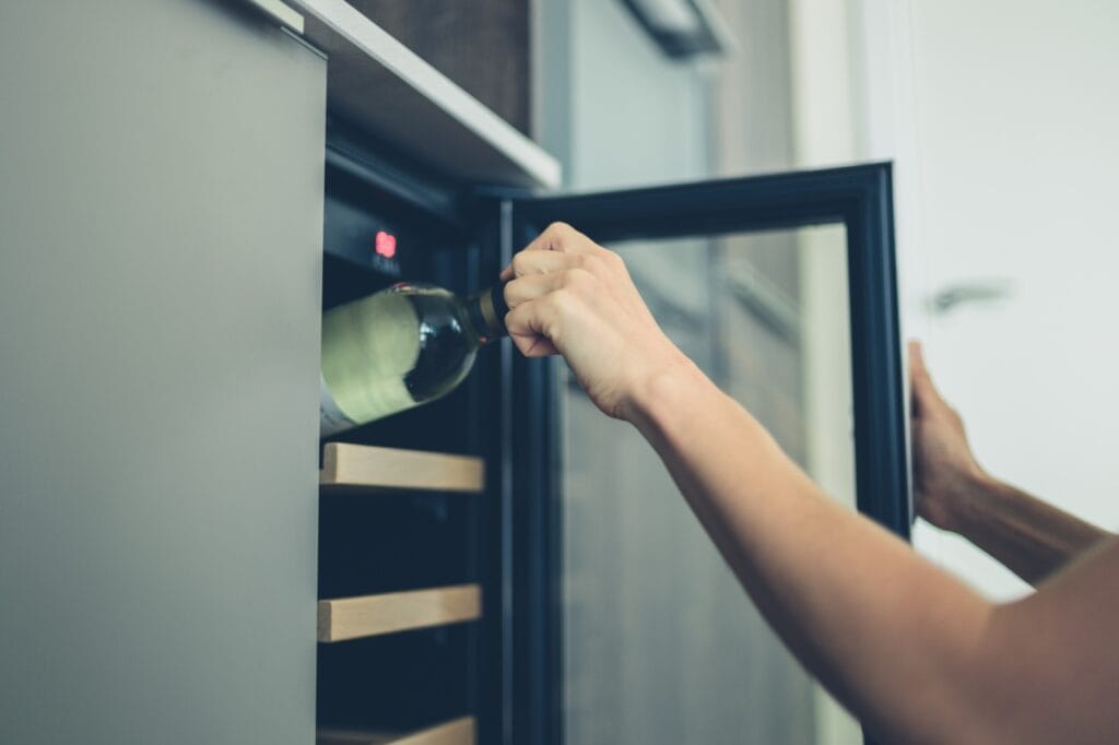 Protecția vinului începe cu ușa: de ce contează sticla anti‑UV Răcitor de vin modern cu protecție UV pentru păstrarea corectă a vinului