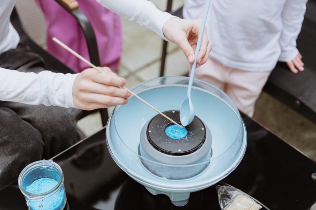 Preparare vată de zahăr cu zahăr albastru special într-un aparat de uz casnic.