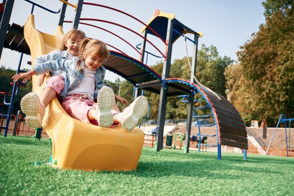 Fetițe pe tobogan, inspirație pentru activități creative și socializare la copii