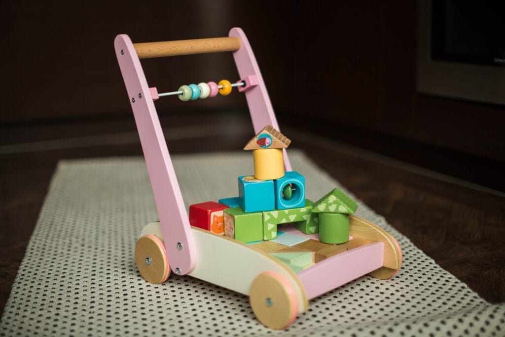 Model clasic de antepremergător cu cuburi educative antepremergător din lemn simplu pentru copii cu cuburi colorate și abac