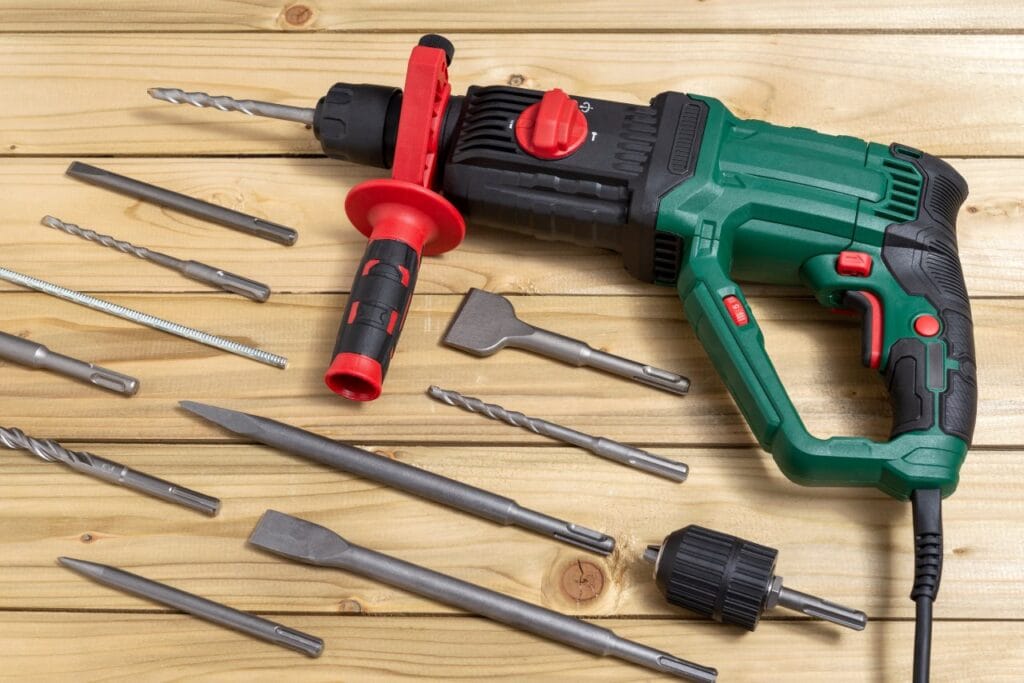 bormașină verde cu mâner roșu și accesorii multiple pentru găurire universală