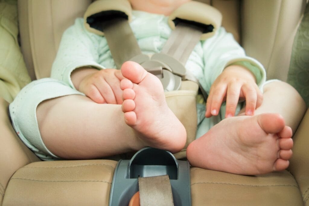 Siguranța copilului în mașină: scaun auto cu sistem Isofix Copil într-un scaun auto fixat cu Isofix pentru siguranță în mașină