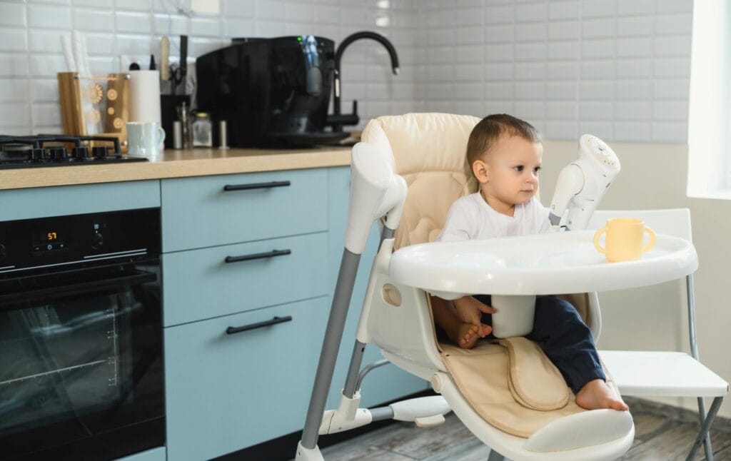 copil mic stă în scaun de masă modern, verificare ergonomie și poziție corectă la mese