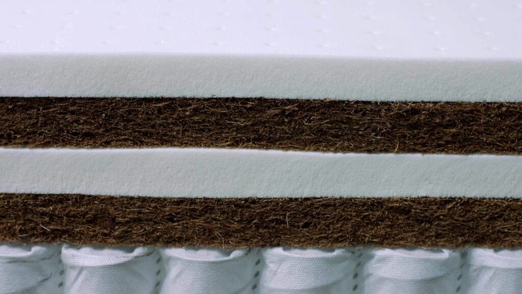 Cum arată straturile unei saltele din cocos cu spumă Secțiune saltea cocos și spumă, combinație pentru susținerea corectă a coloanei.