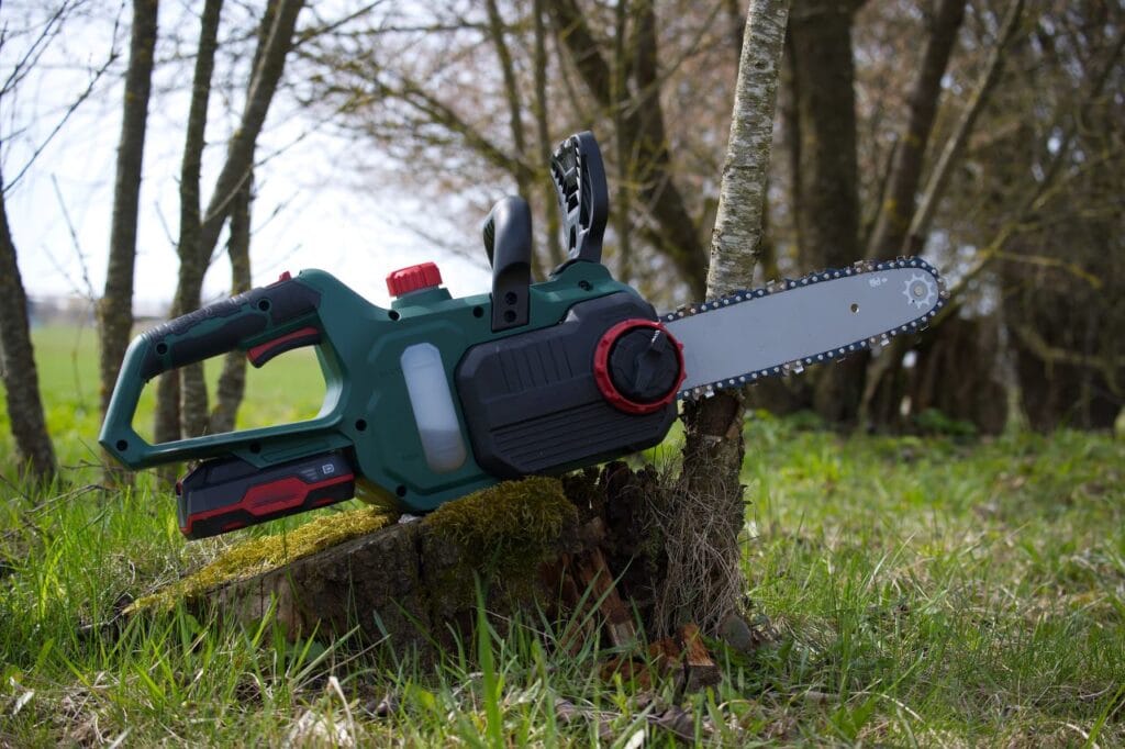 Tehnologia brushless la drujbe cu acumulator Drujbă pe acumulator cu motor brushless, folosită pentru tăierea lemnului în pădure sau grădină.