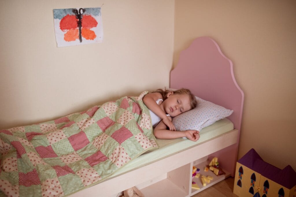 Cum alegi tipul de umplutură pentru pilotă copil mic dormind sub pilotă patchwork ideală pentru puf bambus sau lână