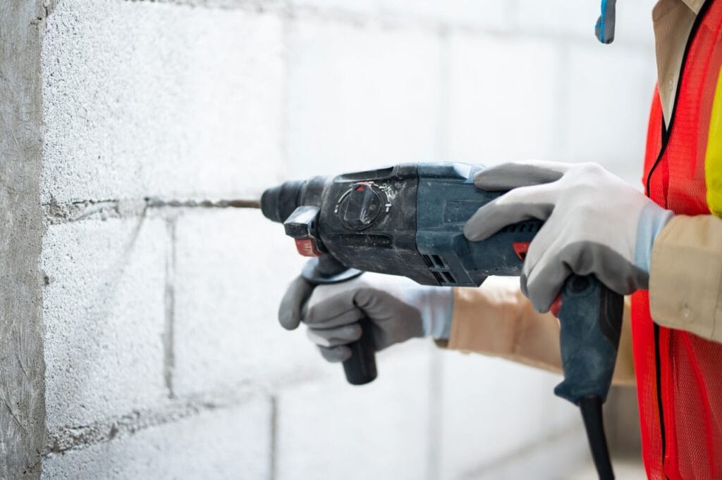bormașină electrică profesională folosită pentru a găuri perete din beton