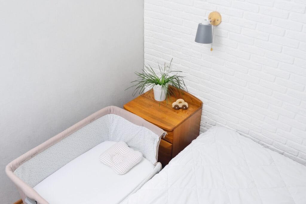 Patut pentru bebeluși, integrat într-un dormitor mic patut pliabil compact pentru spatii mici in dormitor minimalist