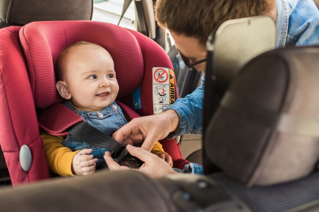 Protecția la impact lateral în scaunele auto pentru copii Bebeluș într-un scaun auto cu protecție la impact lateral SIP