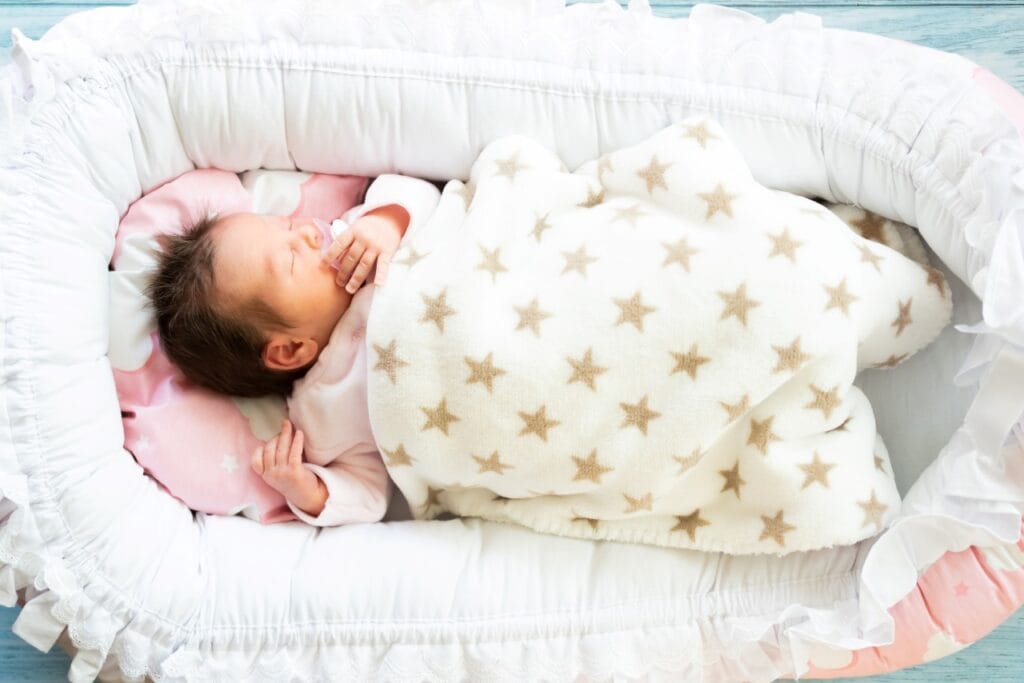 baby nest alb cu bebeluș adormit, realizat din materiale testate Oeko-Tex pentru somn curat și sigur