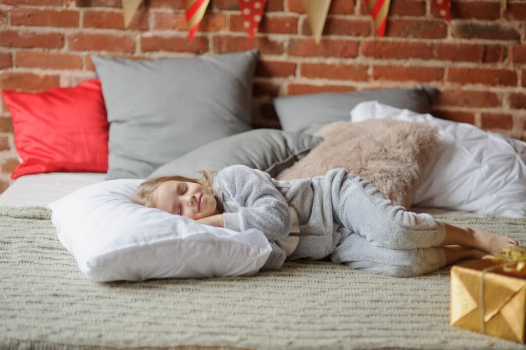 copil adormit pe pernă moale de dimensiune corectă pentru alinierea gâtului și coloanei