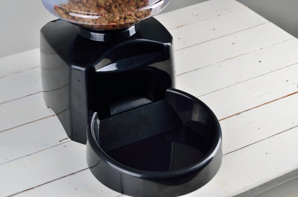 Bol de hrănitor automat fabricat din materiale sigure pentru câini și pisici, cu rezervor etanș.