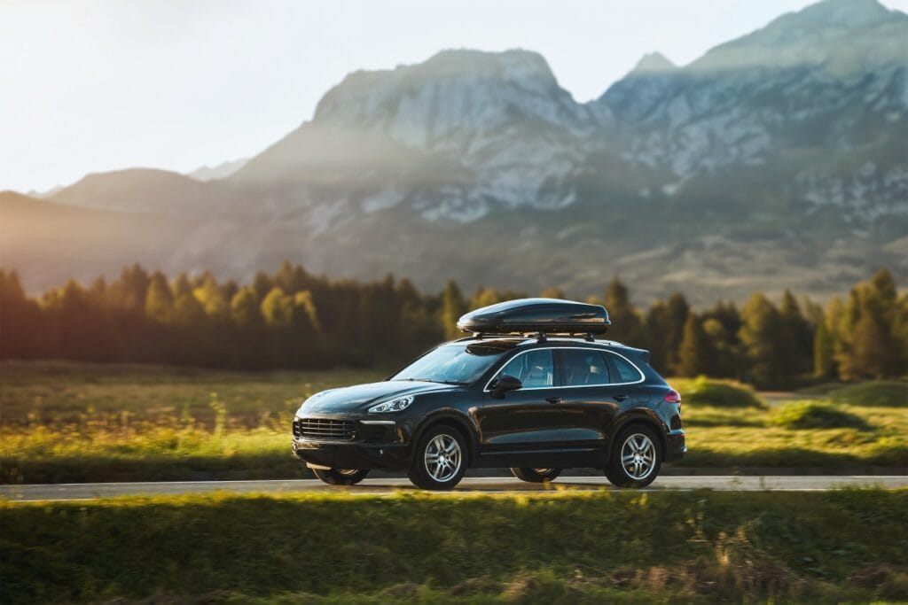 Mașină SUV cu cutie portbagaj montată corect, testată pentru stabilitate și siguranță