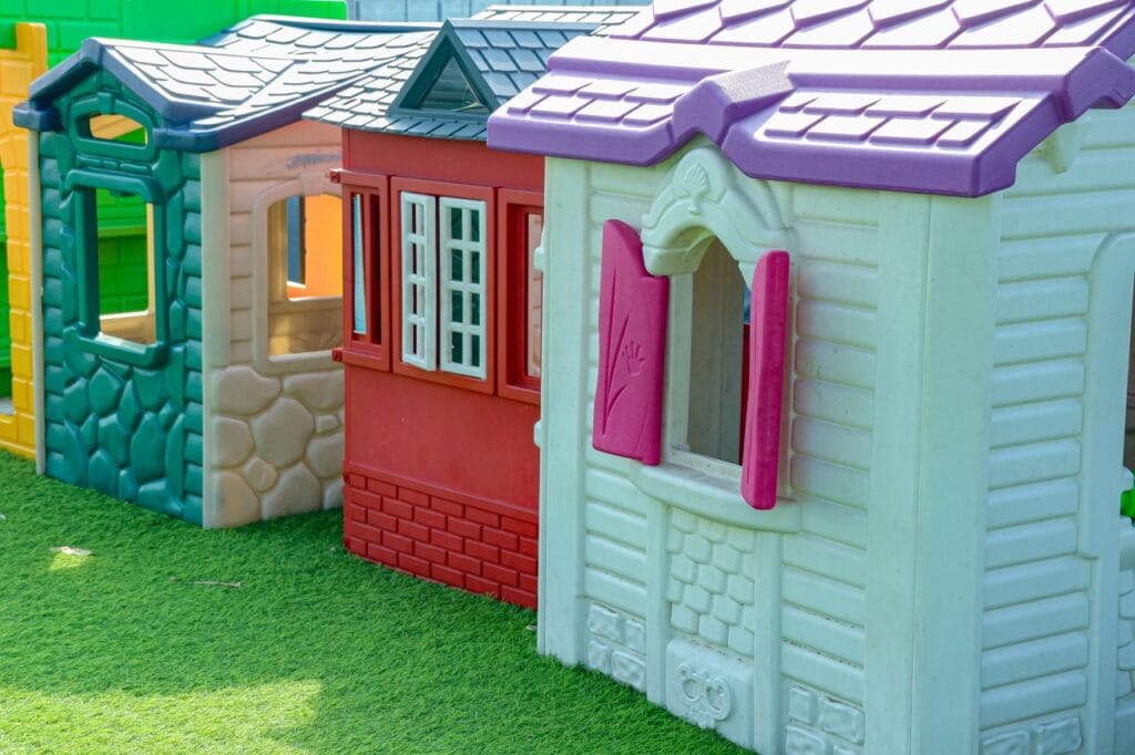 Căsuțe de joacă sigure pentru copii, cu design rotunjit și materiale rezistente