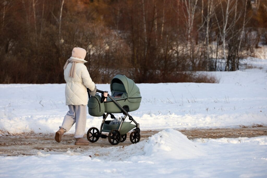 Plimbare de iarnă cu landou bine izolat plimbare iarna cu landou izolat pentru bebeluș, protecție termică și confort în sezon rece
