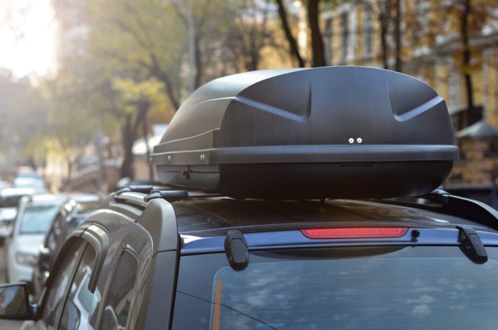 Cutie portbagaj fixată pe plafon cu prindere solidă pe bare transversale