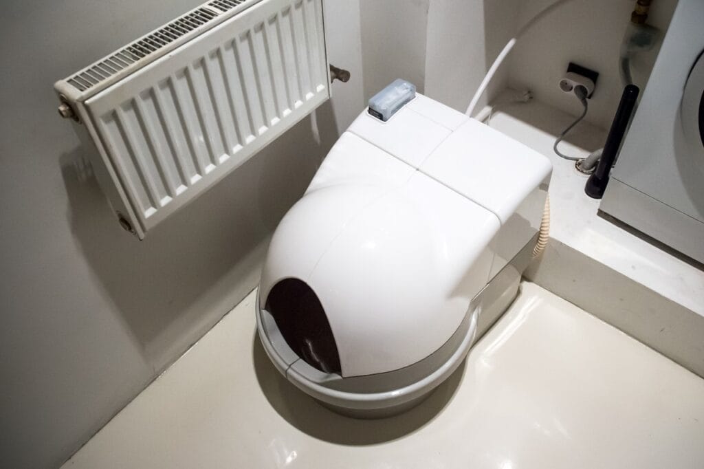 Litieră automată electrică pentru pisici, cu sistem de igienizare și neutralizare a mirosurilor.