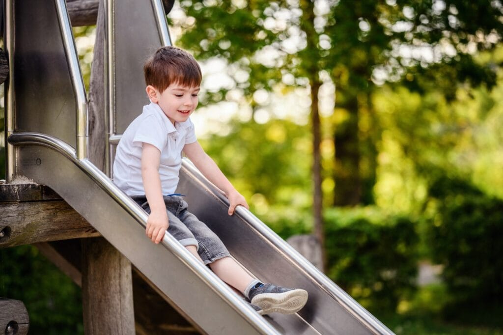 Dezvoltarea motrică la copii prin joacă pe tobogan în aer liber