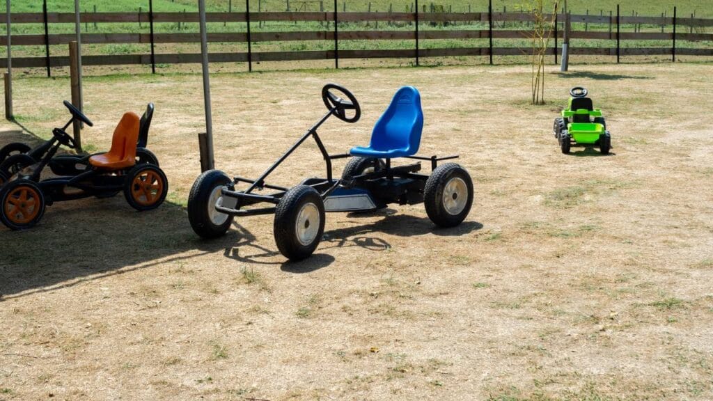 Mașinuțe cu pedale pentru copii folosite în aer liber pe teren uscat, în comparație cu utilizarea în spații interioare