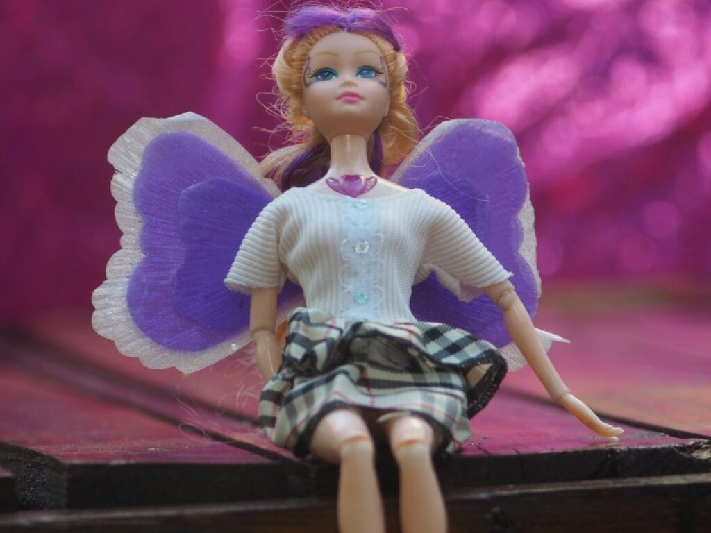 Barbie cu aripi mov, fustă în carouri și accesorii, exemple de accesorii pentru păpuși Barbie