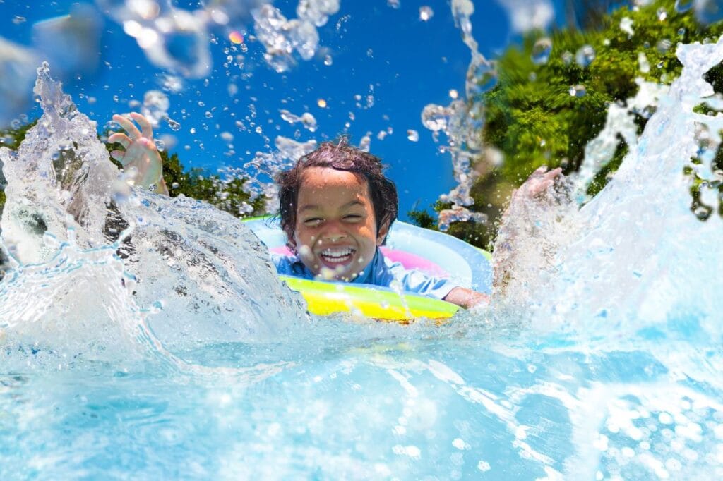 băiat vesel colac colorat idei jocuri acvatice copii piscină
