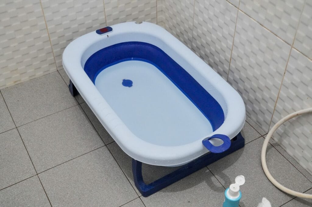 Cădiță pliabilă pregătită pentru baia bebelușului cadita pliabila cu apa pentru baie bebelus in baie mica
