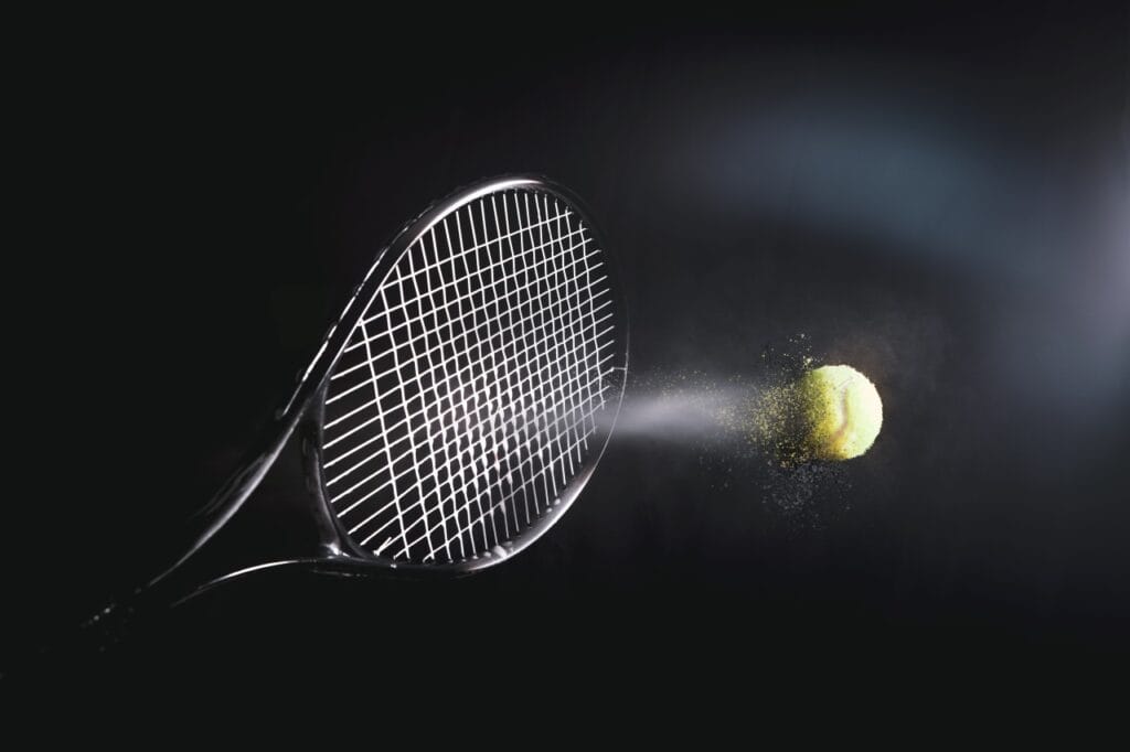 rachetă tenis lovește mingea, diferențe între corzi poliester, multifilament și hybrid