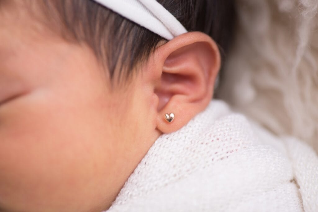 Cerceii ideali pentru bebeluși: mici, simpli, fără riscuri cercei bebeluș aur galben inimă, design sigur pentru copii, prevenire greșeli alegere cercei bebeluși