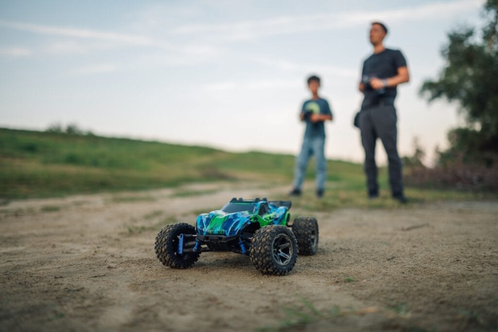 Alegerea corectă a mașinuței RC pentru fiecare etapă de vârstă Mașină cu telecomandă pentru copii, joacă outdoor, focus pe diferențe de vârstă și nivel de dificultate