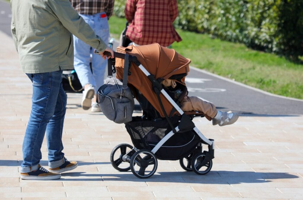 Geantă cu compartimentare inteligentă, soluția pentru plimbări fără stres Geantă pentru cărucior cu compartimentare inteligentă, prinsă pe mâner, plimbare în parc