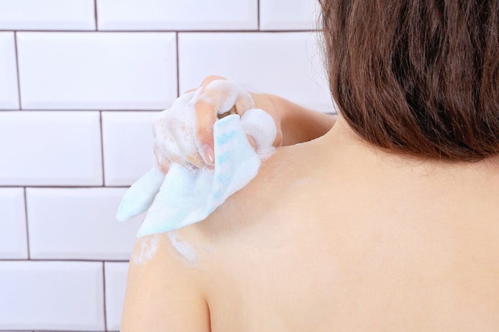 Îngrijirea pielii sensibile cu șervețele intime și produse blânde de curățare