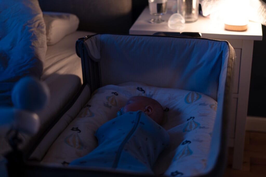 Bebeluș în sac de dormit, pregătit de somn liniștit bebeluș în sac de dormit în pătuț, acomodare la noua rutină de somn