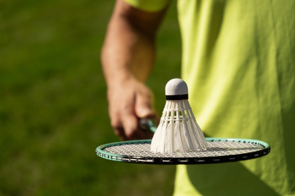 antrenament badminton acasă cu rachetă și fluturaș pe teren improvizat