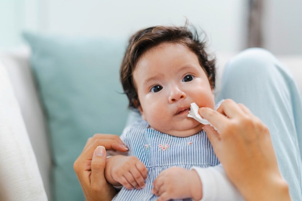 Avantajele încălzitorului de șervețele umede pentru bebeluși, mărturii părinți