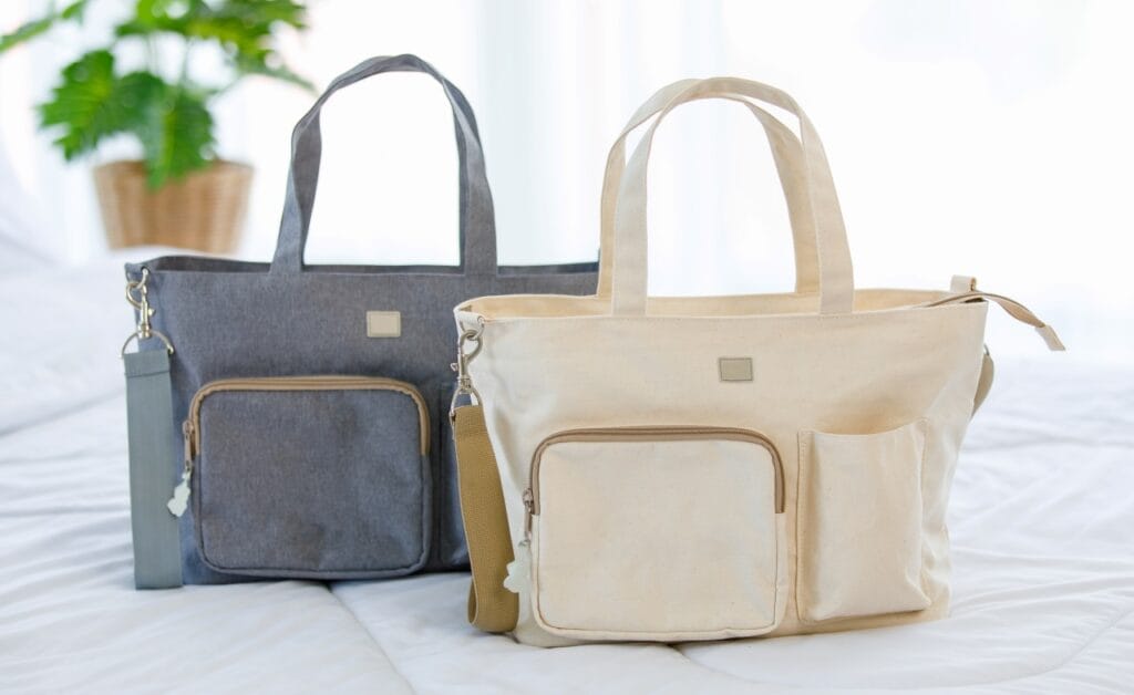 Soluții practice: două genți pentru părinții cu gemeni sau copii apropiați de vârstă Două genți pentru cărucior, ideale pentru părinți cu gemeni, compartimentare separată și accesorii practice