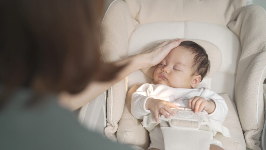 copil mic dormitând în cărucior cu saltea confortabilă, verificare confort și susținere