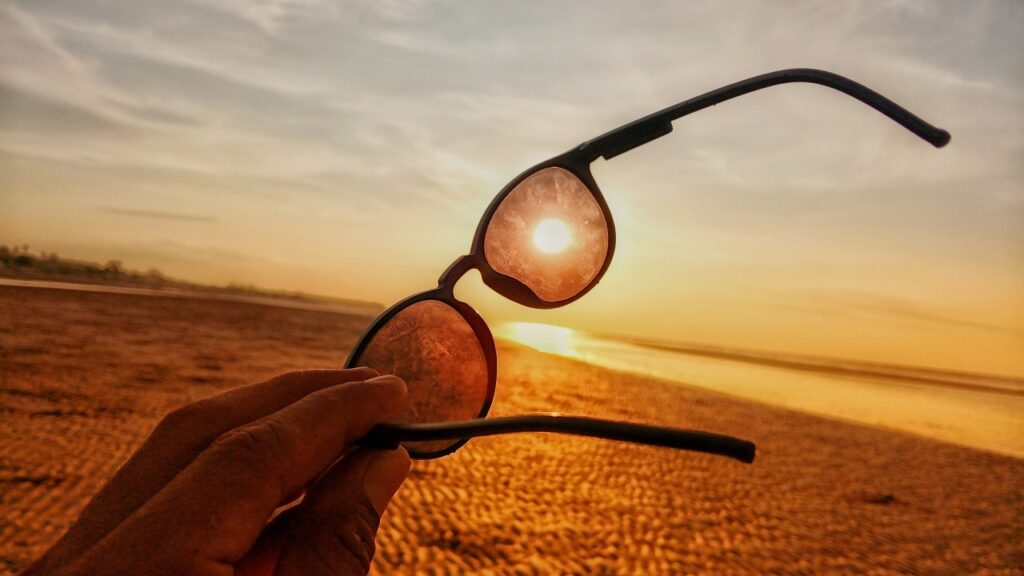 protecție ochi la plajă cu ochelari de soare, sănătate vizuală împotriva razelor UV