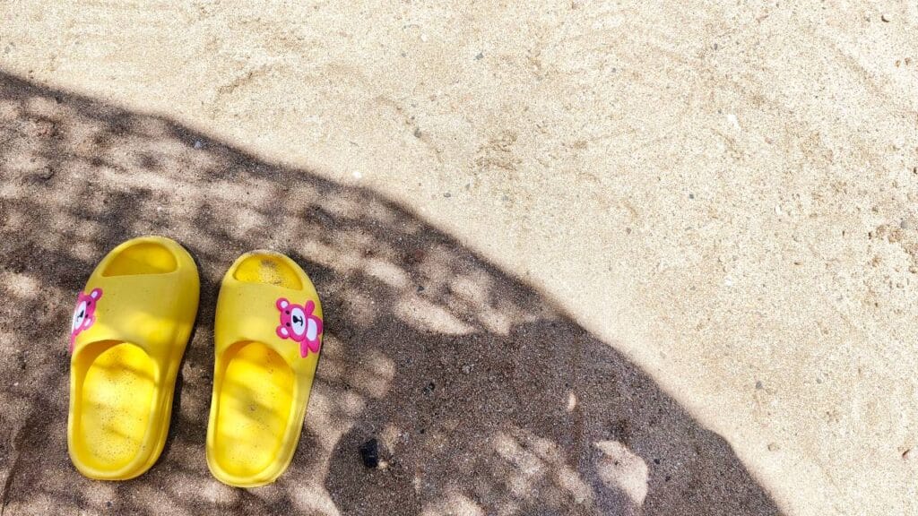 Papuci de piscină pentru copii, cât contează modelul ales papuci copii fără personaje, varianta practică pentru vară