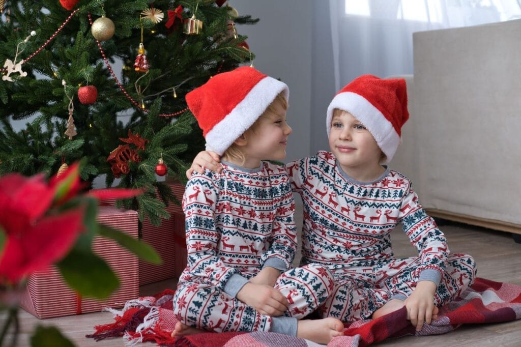 Sărbători fără griji cu pijamale moi pentru piele sensibilă pijamale hipoalergenice Crăciun copii, fără etichete dure, sub brad de sărbătoare