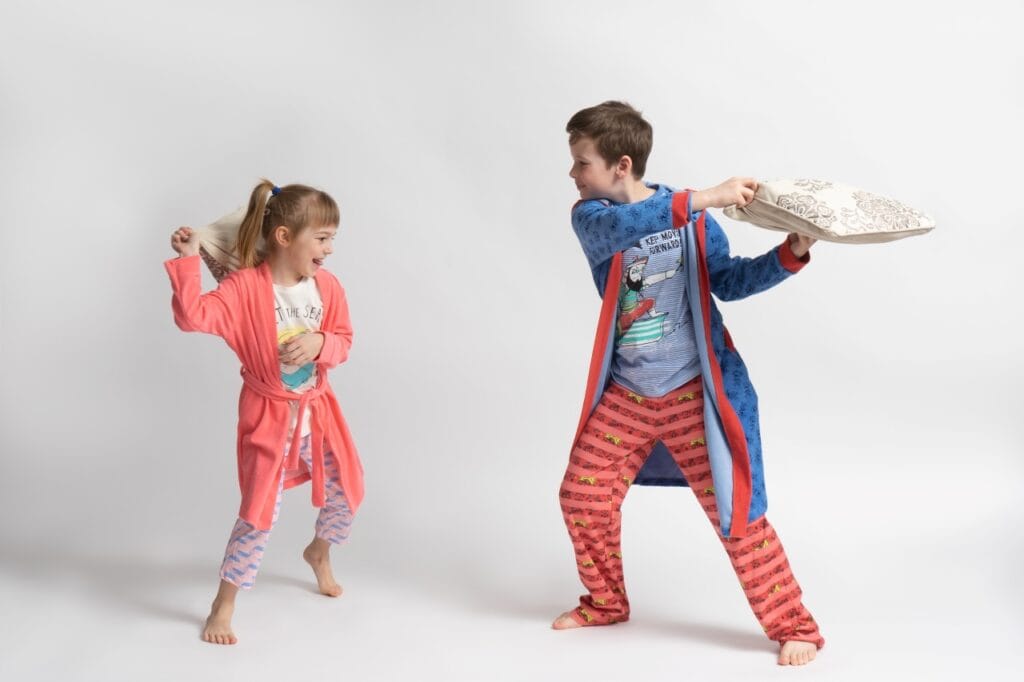 pijamale cu personaje pentru copii, băiat și fată în pijamale colorate, joacă înainte de somn