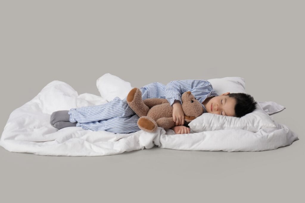 pijama pentru piele sensibilă, copil cu ursuleț, pijama moale din bumbac, prevenire iritații copii