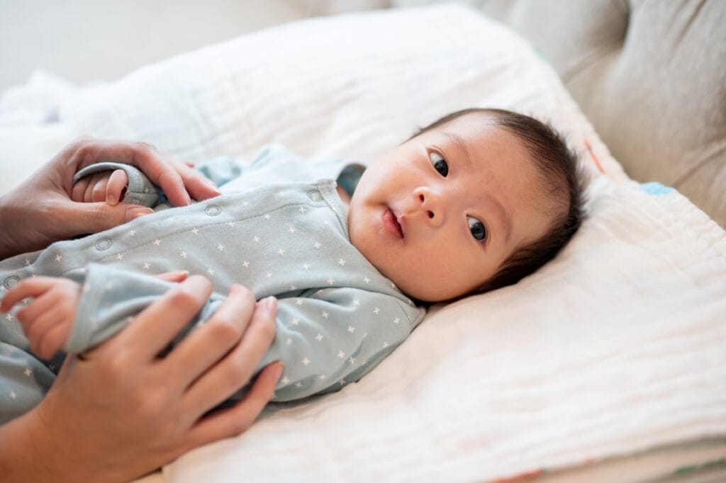 Fermoare, capse și accesorii: siguranța la pijamalele bebelușilor pijama bebeluș cu capse sigure și fermoar acoperit, pentru schimbare ușoară și fără riscuri de iritații