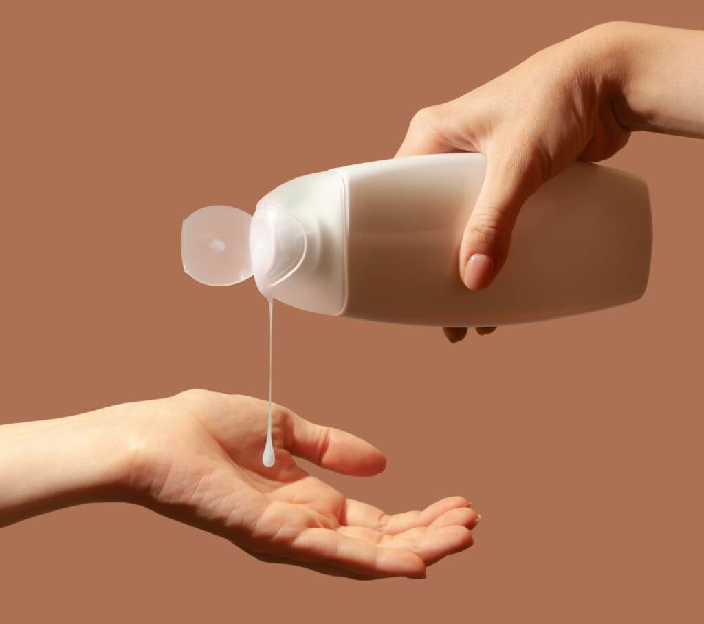 flacon cu gel intim lichid folosit în palmă, soluție practică pentru igienă intimă la sală sau în voiaj