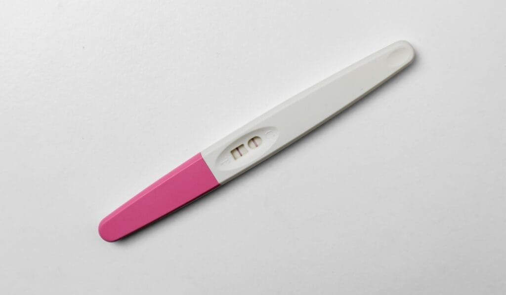 Două linii vizibile pe un test ultrasensibil: ce trebuie să știi Imagine cu test de sarcină ultrasensibil, evidențiind detectarea timpurie a hormonului hCG.